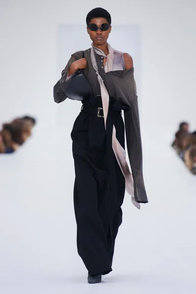 Look 16